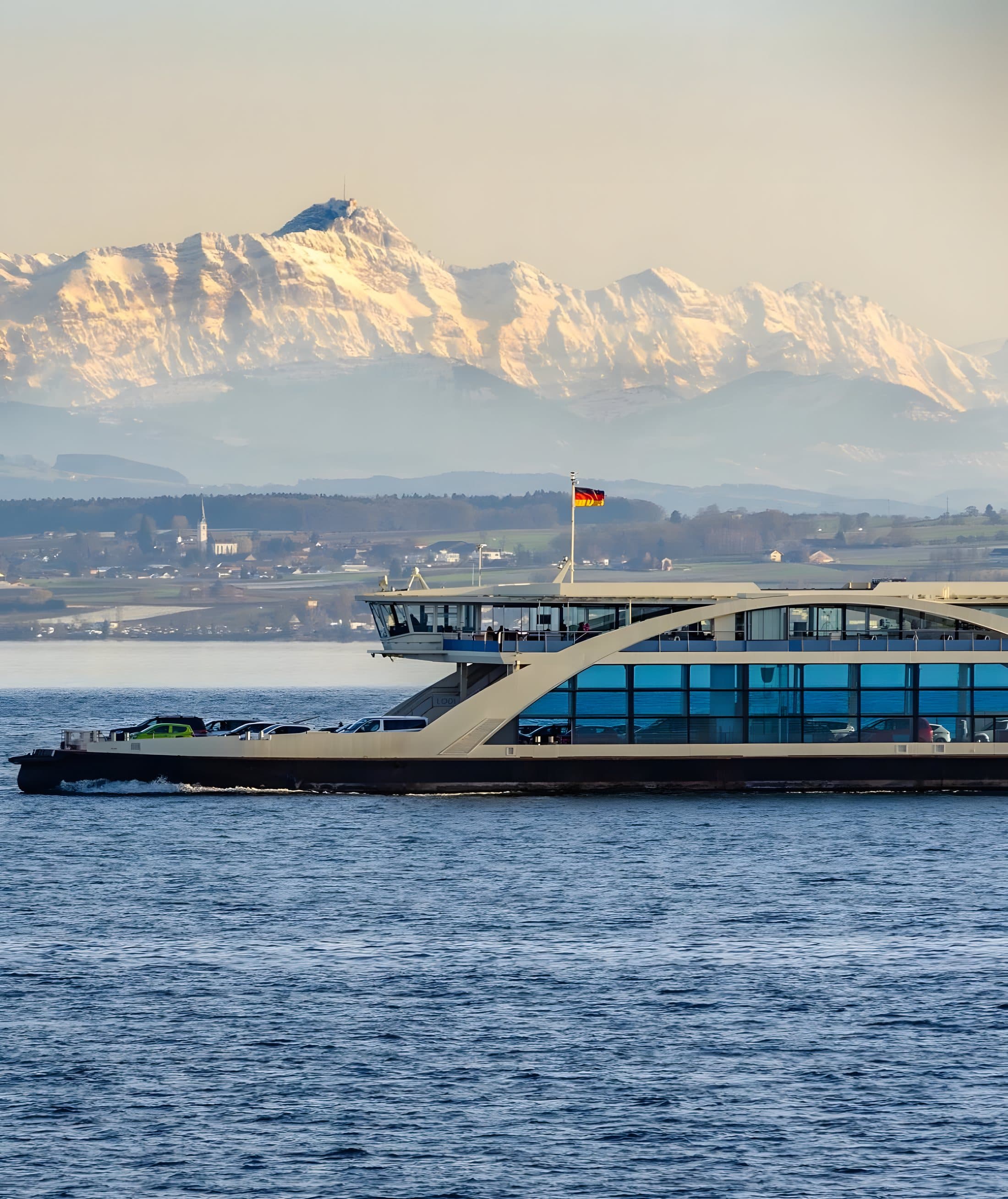 Bodensee mit Fähre vor dem Alpenpanorama